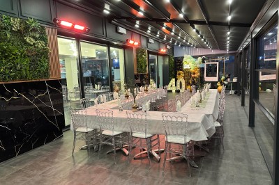 Miniature Location salle Le Blanc-Mesnil (Seine-Saint-Denis) - L'Horloge #1 Assiette contenant un steak grillé, une purée de pommes de terre, une salade verte et une sauce servie dans un ramequin.