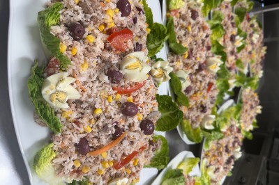 Miniature Location salle Le Blanc-Mesnil (Seine-Saint-Denis) - L'Horloge #24 Assiette contenant un steak grillé, une purée de pommes de terre, une salade verte et une sauce servie dans un ramequin.