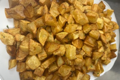 Miniature Location salle Le Blanc-Mesnil (Seine-Saint-Denis) - L'Horloge #25 Assiette contenant un steak grillé, une purée de pommes de terre, une salade verte et une sauce servie dans un ramequin.