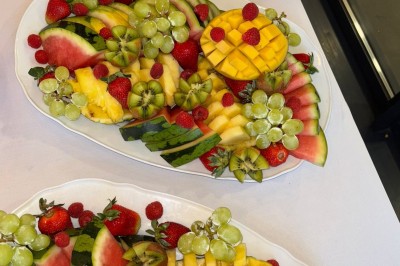 Miniature Location salle Le Blanc-Mesnil (Seine-Saint-Denis) - L'Horloge #29 Assiette contenant un steak grillé, une purée de pommes de terre, une salade verte et une sauce servie dans un ramequin.