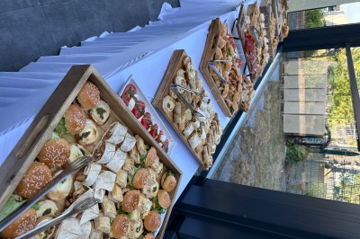 Miniature Location salle Le Blanc-Mesnil (Seine-Saint-Denis) - L'Horloge #30 Assiette contenant un steak grillé, une purée de pommes de terre, une salade verte et une sauce servie dans un ramequin.