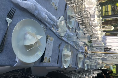 Miniature Location salle Le Blanc-Mesnil (Seine-Saint-Denis) - L'Horloge #31 Assiette contenant un steak grillé, une purée de pommes de terre, une salade verte et une sauce servie dans un ramequin.