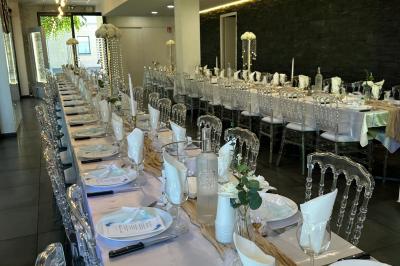 Miniature La salle Assiette contenant un steak grillé, une purée de pommes de terre, une salade verte et une sauce servie dans un ramequin.