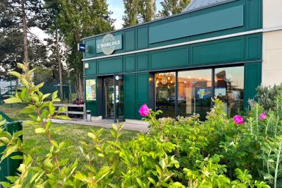 Miniature Terrasse Assiette contenant un steak grillé, une purée de pommes de terre, une salade verte et une sauce servie dans un ramequin.