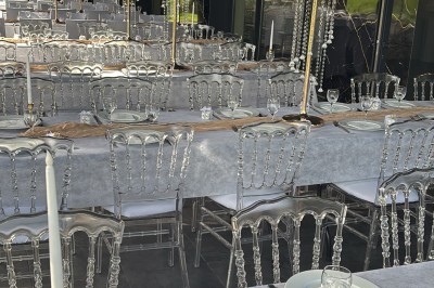 Miniature Veranda Chauffée Hiver Assiette contenant un steak grillé, une purée de pommes de terre, une salade verte et une sauce servie dans un ramequin.