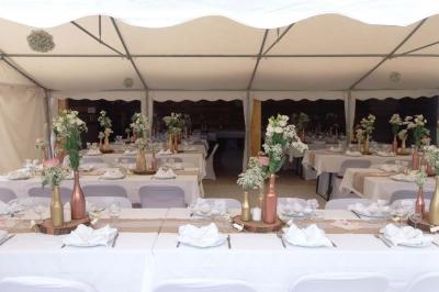 Miniature Location salle Ornacieux (Isère) - Domaine du Moulin Piongo #11 Chambre lumineuse avec lits en bois, bureau, armoire, décorations végétales et vue sur un jardin par la fenêtre.