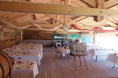Miniature Location salle Ornacieux (Isère) - Domaine du Moulin Piongo #13 Chambre lumineuse avec lits en bois, bureau, armoire, décorations végétales et vue sur un jardin par la fenêtre.