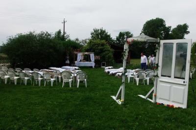 Miniature Location salle Ornacieux (Isère) - Domaine du Moulin Piongo #24 Chambre lumineuse avec lits en bois, bureau, armoire, décorations végétales et vue sur un jardin par la fenêtre.
