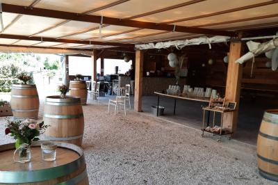 Miniature Location salle Ornacieux (Isère) - Domaine du Moulin Piongo #22 Chambre lumineuse avec lits en bois, bureau, armoire, décorations végétales et vue sur un jardin par la fenêtre.