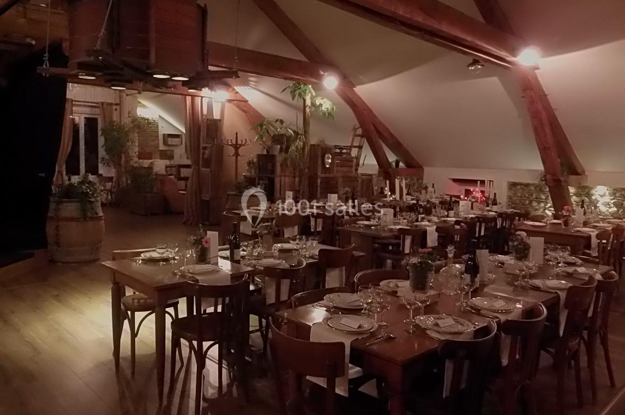 Location salle Ornacieux (Isère) - Domaine du Moulin Piongo #26 Salle de restaurant rustique avec tables en bois dressées, poutres apparentes et décoration chaleureuse.