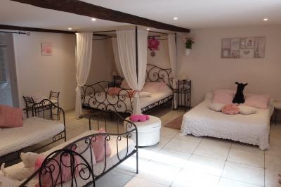 Miniature Location salle Ornacieux (Isère) - Domaine du Moulin Piongo #27 Chambre lumineuse avec lits en bois, bureau, armoire, décorations végétales et vue sur un jardin par la fenêtre.