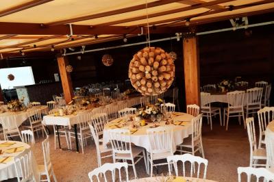 Miniature Location salle Ornacieux (Isère) - Domaine du Moulin Piongo #5 Chambre lumineuse avec lits en bois, bureau, armoire, décorations végétales et vue sur un jardin par la fenêtre.