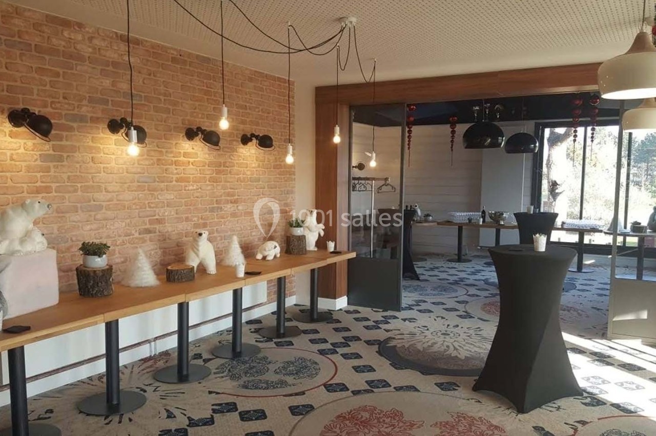 Salle décorée avec des ours polaires en peluche sur des tables en bois, éclairée par des suspensions lumineuses.