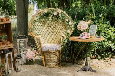Miniature Location salle Miramas (Bouches-du-Rhône) - La Bambouseraie de Sulauze #6 Chambre lumineuse avec lit double, commode en bois, portant à vêtements, télévision et poutre apparente au plafond.