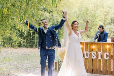 Miniature Location salle Miramas (Bouches-du-Rhône) - La Bambouseraie de Sulauze #16 Chambre lumineuse avec lit double, commode en bois, portant à vêtements, télévision et poutre apparente au plafond.