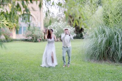 Miniature Location salle Miramas (Bouches-du-Rhône) - La Bambouseraie de Sulauze #17 Chambre lumineuse avec lit double, commode en bois, portant à vêtements, télévision et poutre apparente au plafond.