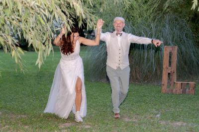 Miniature Location salle Miramas (Bouches-du-Rhône) - La Bambouseraie de Sulauze #18 Chambre lumineuse avec lit double, commode en bois, portant à vêtements, télévision et poutre apparente au plafond.