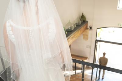 Miniature Location salle Miramas (Bouches-du-Rhône) - La Bambouseraie de Sulauze #20 Chambre lumineuse avec lit double, commode en bois, portant à vêtements, télévision et poutre apparente au plafond.