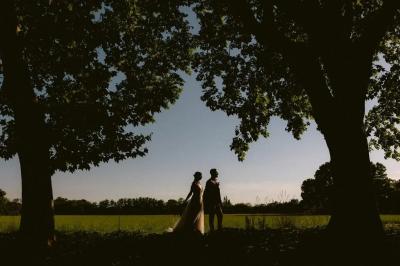 Miniature Location salle Miramas (Bouches-du-Rhône) - La Bambouseraie de Sulauze #22 Chambre lumineuse avec lit double, commode en bois, portant à vêtements, télévision et poutre apparente au plafond.