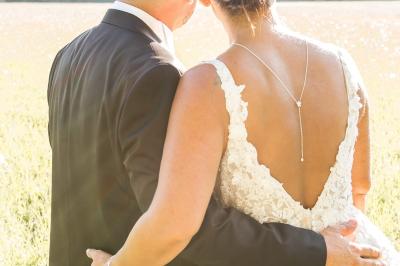 Miniature Location salle Miramas (Bouches-du-Rhône) - La Bambouseraie de Sulauze #23 Chambre lumineuse avec lit double, commode en bois, portant à vêtements, télévision et poutre apparente au plafond.