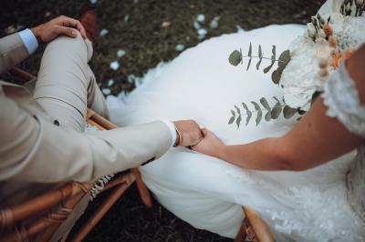 Miniature Location salle Miramas (Bouches-du-Rhône) - La Bambouseraie de Sulauze #24 Chambre lumineuse avec lit double, commode en bois, portant à vêtements, télévision et poutre apparente au plafond.