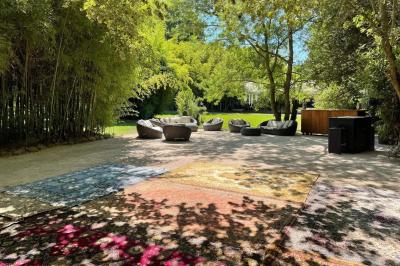 Miniature Location salle Miramas (Bouches-du-Rhône) - La Bambouseraie de Sulauze #25 Chambre lumineuse avec lit double, commode en bois, portant à vêtements, télévision et poutre apparente au plafond.