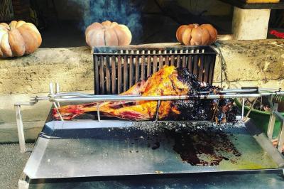 Miniature Location salle Miramas (Bouches-du-Rhône) - La Bambouseraie de Sulauze #27 Chambre lumineuse avec lit double, commode en bois, portant à vêtements, télévision et poutre apparente au plafond.