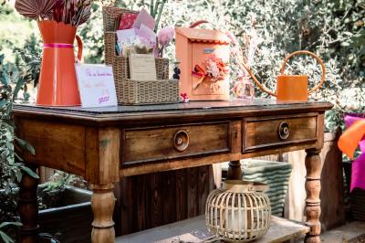 Miniature Location salle Miramas (Bouches-du-Rhône) - La Bambouseraie de Sulauze #29 Chambre lumineuse avec lit double, commode en bois, portant à vêtements, télévision et poutre apparente au plafond.