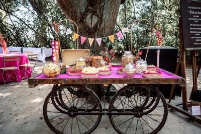 Miniature Location salle Miramas (Bouches-du-Rhône) - La Bambouseraie de Sulauze #30 Chambre lumineuse avec lit double, commode en bois, portant à vêtements, télévision et poutre apparente au plafond.