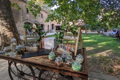 Miniature Location salle Miramas (Bouches-du-Rhône) - La Bambouseraie de Sulauze #33 Chambre lumineuse avec lit double, commode en bois, portant à vêtements, télévision et poutre apparente au plafond.