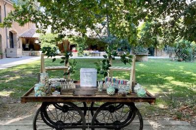 Miniature Location salle Miramas (Bouches-du-Rhône) - La Bambouseraie de Sulauze #34 Chambre lumineuse avec lit double, commode en bois, portant à vêtements, télévision et poutre apparente au plafond.
