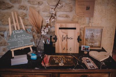 Miniature Location salle Miramas (Bouches-du-Rhône) - La Bambouseraie de Sulauze #36 Chambre lumineuse avec lit double, commode en bois, portant à vêtements, télévision et poutre apparente au plafond.