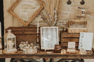 Miniature Location salle Miramas (Bouches-du-Rhône) - La Bambouseraie de Sulauze #38 Chambre lumineuse avec lit double, commode en bois, portant à vêtements, télévision et poutre apparente au plafond.