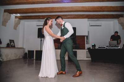 Miniature Location salle Miramas (Bouches-du-Rhône) - La Bambouseraie de Sulauze #40 Chambre lumineuse avec lit double, commode en bois, portant à vêtements, télévision et poutre apparente au plafond.