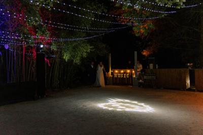 Miniature Location salle Miramas (Bouches-du-Rhône) - La Bambouseraie de Sulauze #41 Chambre lumineuse avec lit double, commode en bois, portant à vêtements, télévision et poutre apparente au plafond.