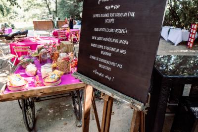 Miniature Location salle Miramas (Bouches-du-Rhône) - La Bambouseraie de Sulauze #46 Chambre lumineuse avec lit double, commode en bois, portant à vêtements, télévision et poutre apparente au plafond.