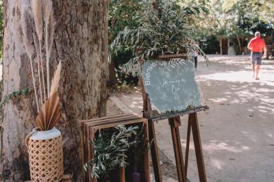 Miniature Location salle Miramas (Bouches-du-Rhône) - La Bambouseraie de Sulauze #51 Chambre lumineuse avec lit double, commode en bois, portant à vêtements, télévision et poutre apparente au plafond.