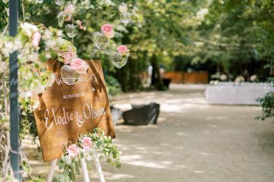 Miniature Location salle Miramas (Bouches-du-Rhône) - La Bambouseraie de Sulauze #53 Chambre lumineuse avec lit double, commode en bois, portant à vêtements, télévision et poutre apparente au plafond.
