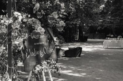 Miniature Location salle Miramas (Bouches-du-Rhône) - La Bambouseraie de Sulauze #54 Chambre lumineuse avec lit double, commode en bois, portant à vêtements, télévision et poutre apparente au plafond.