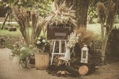 Miniature Location salle Miramas (Bouches-du-Rhône) - La Bambouseraie de Sulauze #55 Chambre lumineuse avec lit double, commode en bois, portant à vêtements, télévision et poutre apparente au plafond.