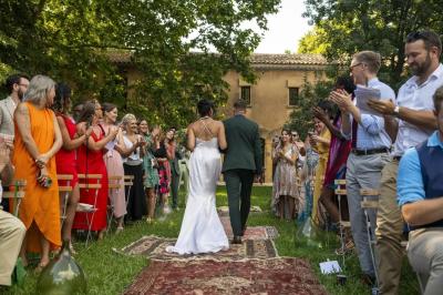 Miniature Location salle Miramas (Bouches-du-Rhône) - La Bambouseraie de Sulauze #59 Chambre lumineuse avec lit double, commode en bois, portant à vêtements, télévision et poutre apparente au plafond.