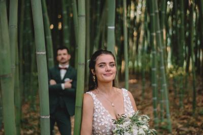 Miniature Location salle Miramas (Bouches-du-Rhône) - La Bambouseraie de Sulauze #63 Chambre lumineuse avec lit double, commode en bois, portant à vêtements, télévision et poutre apparente au plafond.