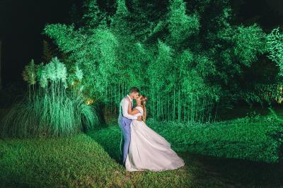 Miniature Location salle Miramas (Bouches-du-Rhône) - La Bambouseraie de Sulauze #64 Chambre lumineuse avec lit double, commode en bois, portant à vêtements, télévision et poutre apparente au plafond.