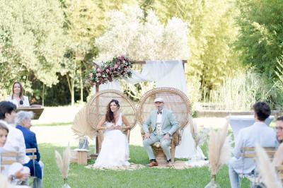 Miniature Location salle Miramas (Bouches-du-Rhône) - La Bambouseraie de Sulauze #65 Chambre lumineuse avec lit double, commode en bois, portant à vêtements, télévision et poutre apparente au plafond.