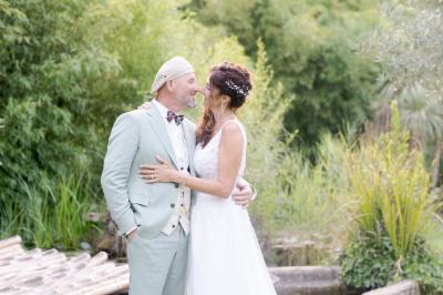 Miniature Location salle Miramas (Bouches-du-Rhône) - La Bambouseraie de Sulauze #67 Chambre lumineuse avec lit double, commode en bois, portant à vêtements, télévision et poutre apparente au plafond.