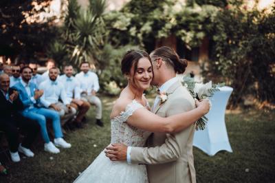 Miniature Location salle Miramas (Bouches-du-Rhône) - La Bambouseraie de Sulauze #71 Chambre lumineuse avec lit double, commode en bois, portant à vêtements, télévision et poutre apparente au plafond.