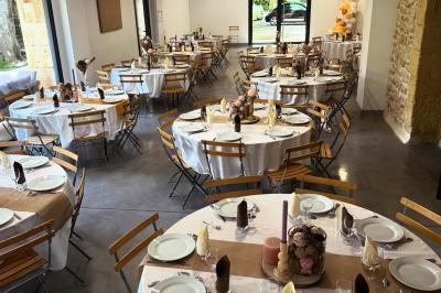 Miniature Location salle Miramas (Bouches-du-Rhône) - La Bambouseraie de Sulauze #12 Chambre lumineuse avec lit double, commode en bois, portant à vêtements, télévision et poutre apparente au plafond.