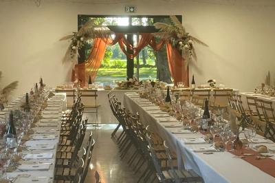 Miniature Location salle Miramas (Bouches-du-Rhône) - La Bambouseraie de Sulauze #13 Chambre lumineuse avec lit double, commode en bois, portant à vêtements, télévision et poutre apparente au plafond.