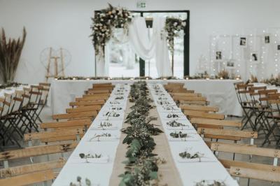 Miniature Location salle Miramas (Bouches-du-Rhône) - La Bambouseraie de Sulauze #14 Chambre lumineuse avec lit double, commode en bois, portant à vêtements, télévision et poutre apparente au plafond.