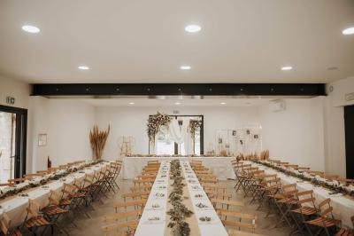 Miniature Location salle Miramas (Bouches-du-Rhône) - La Bambouseraie de Sulauze #72 Chambre lumineuse avec lit double, commode en bois, portant à vêtements, télévision et poutre apparente au plafond.